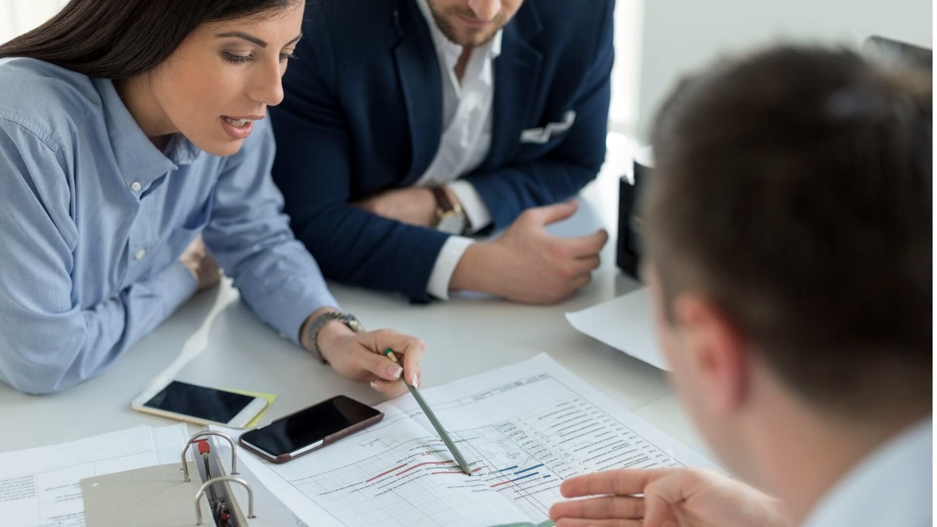 Equipo de asesoría contable revisando reportes financieros